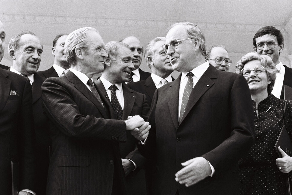 Karl Carstens gibt Helmut Kohl die Hand